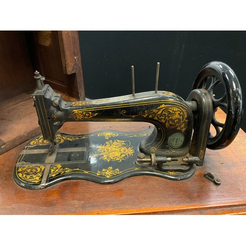 96 - A cast iron Singer sewing machine, on cast iron treadle base, early 20th century, (number 216735 / 1... 