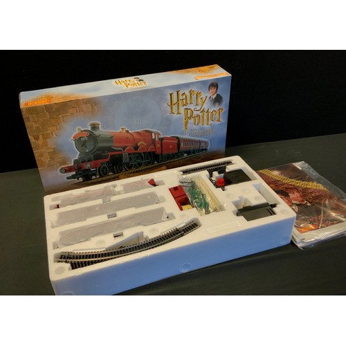 305 - Hornby 00 gauge Harry Potter and the chamber of secrets - Hogwarts Express train set; stock no. R 10... 