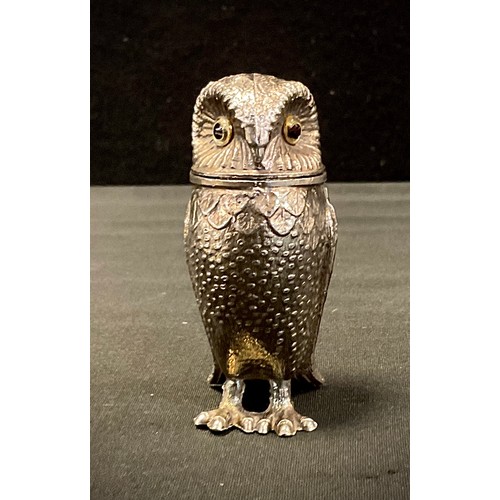 402 - A Novelty silver coloured metal peper pot, as an Owl, 8cm high