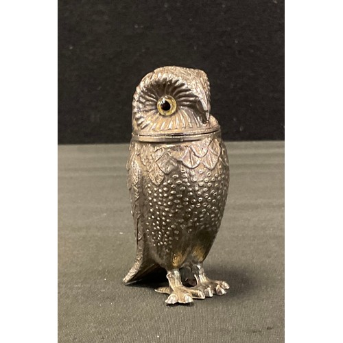 402 - A Novelty silver coloured metal peper pot, as an Owl, 8cm high