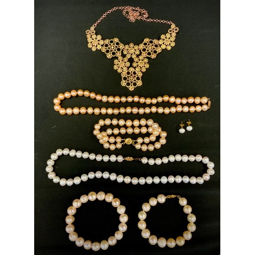 416 - Jewellery - a freshwater cultured pearl necklace and similar bracelet suit, with pink irregular bead... 