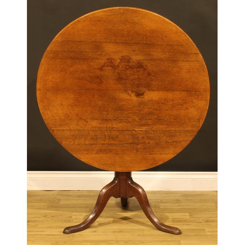 1536 - A George III oak tripod occasional table, circular tilting top, turned column, cabriole legs, pad fe... 