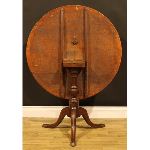 1536 - A George III oak tripod occasional table, circular tilting top, turned column, cabriole legs, pad fe... 