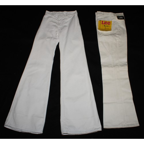 2546 - Vintage Fashion - a pair of Levi Strauss & Co. white denim bell bottom flared jeans, Big E, size 27/... 