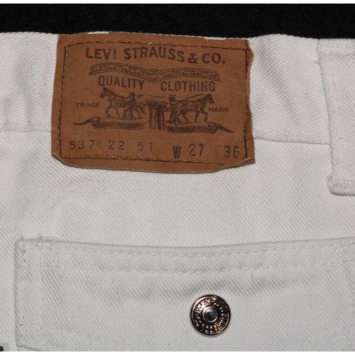 2546 - Vintage Fashion - a pair of Levi Strauss & Co. white denim bell bottom flared jeans, Big E, size 27/... 