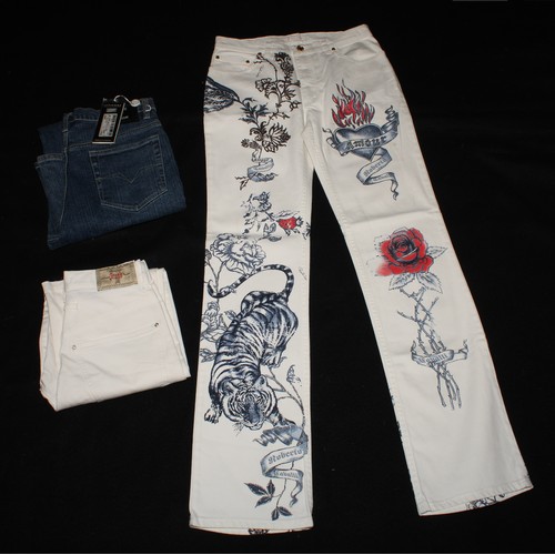 2547 - Vintage Fashion - a pair of Roberto Cavalli lady's white denim jeans, Amour, printed with trailing f... 