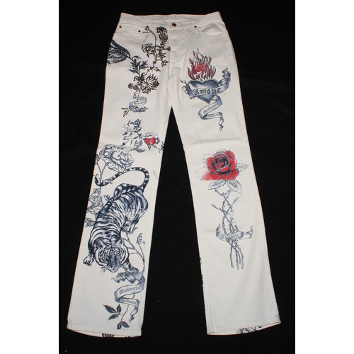 2547 - Vintage Fashion - a pair of Roberto Cavalli lady's white denim jeans, Amour, printed with trailing f... 