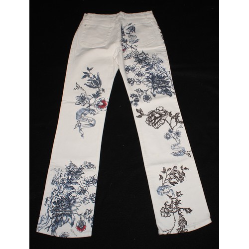 2547 - Vintage Fashion - a pair of Roberto Cavalli lady's white denim jeans, Amour, printed with trailing f... 