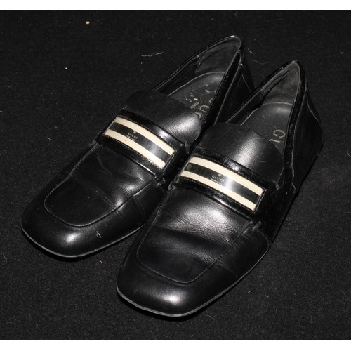 2545 - Vintage Fashion - a pair of lady's Gucci black leather and black patent leather monochrome court sho... 