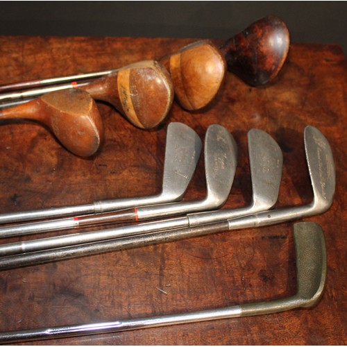 2592 - Sport - vintage golf clubs including Brassie driver, baffing spoon, other woods, Forgan St Andrews i... 