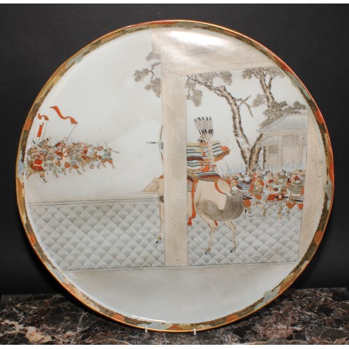 453 - A Japanese Kutani circular tray, painted in gilt and polychrome with a battle scene, character mark ... 