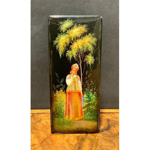 2185 - A Russian lacquer rounded rectangular box, painted by Romanova (Fedoskino School), with a portrait o... 