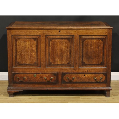 1306 - A George III mahogany crossbanded oak mule chest, hinged top enclosing a till and three small drawer... 