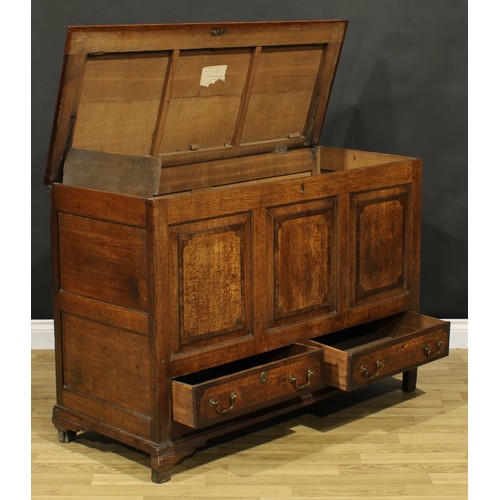 1306 - A George III mahogany crossbanded oak mule chest, hinged top enclosing a till and three small drawer... 