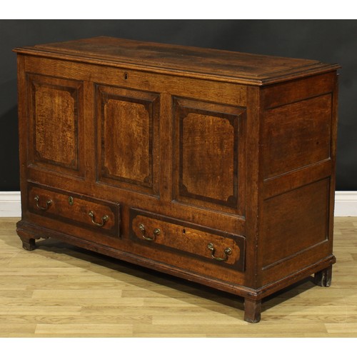 1306 - A George III mahogany crossbanded oak mule chest, hinged top enclosing a till and three small drawer... 