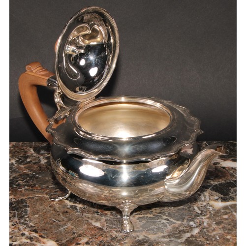 623 - A George VI silver three piece tea service, comprising teapot, cream jug and sugar basin, shaped pie... 