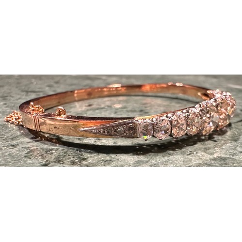 859 - A fine diamond hinged bangle, the eleven graduated round facet cut stones approximately 5.5ct, claw ... 