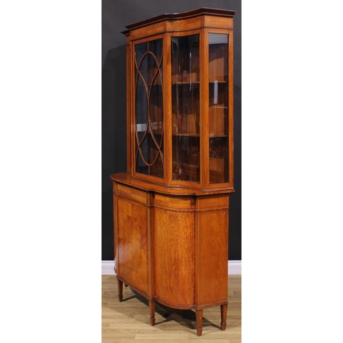 1559 - An Edwardian Sheraton Revival tulipwood and rosewood crossbanded satinwood break-centre display cabi... 