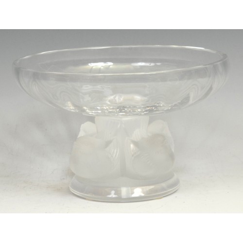 305 - A Lalique Lovebird pattern pedestal comport, the support moulded as four frosted glass birds seated ... 