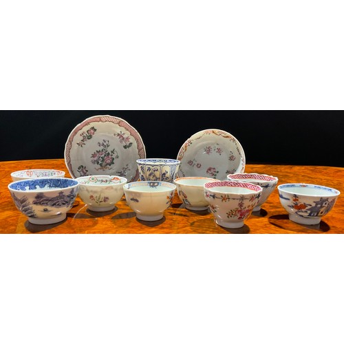 451 - A collection of 18th and 19th century Chinese Export porcelain tea bowls and saucers, various decora... 