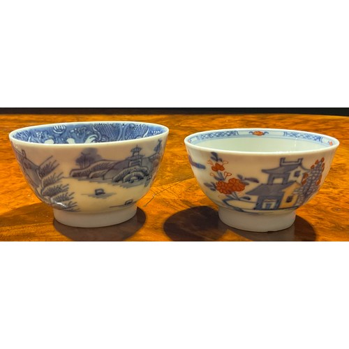 451 - A collection of 18th and 19th century Chinese Export porcelain tea bowls and saucers, various decora... 