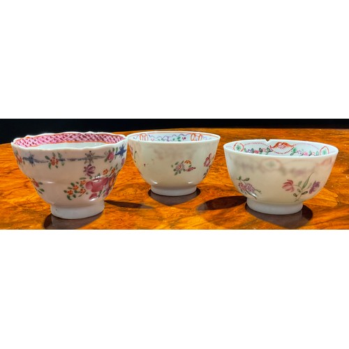 451 - A collection of 18th and 19th century Chinese Export porcelain tea bowls and saucers, various decora... 