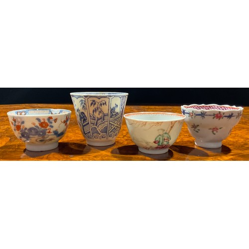 451 - A collection of 18th and 19th century Chinese Export porcelain tea bowls and saucers, various decora... 