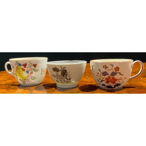 126 - A collection of 18th and 19th century English porcelain, including a Caughley tea bowl, New Hall cup... 