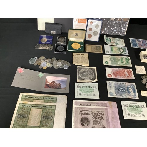 2615 - Coins - British and overseas, a quantity of 19th and 20th century coins and bank notes including Dut... 