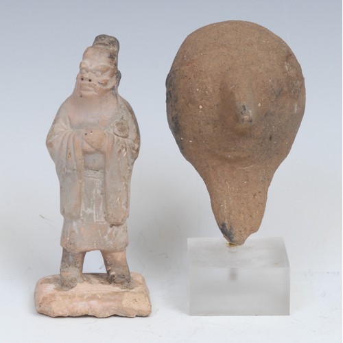 2572 - Antiquities - a Chinese terracotta figure of a scholar, 11cm high; a clay head, stylised features, 9... 