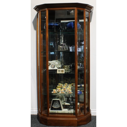 1530 - A 19th century style mahogany shop display cabinet, moulded cornice, bevelled glass, doors to sides,... 