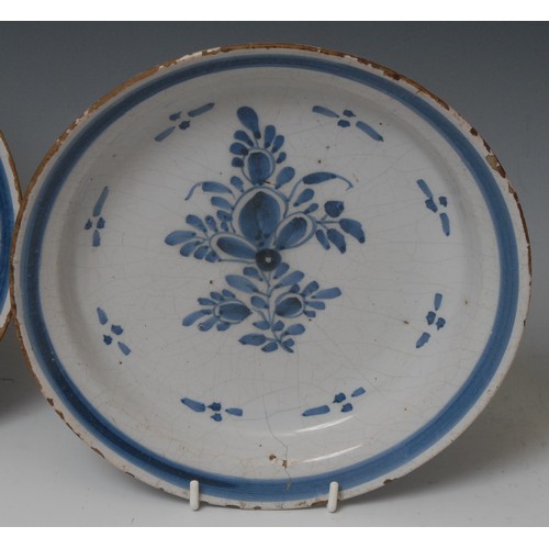 109 - An 18th century Delft circular plate, painted in the chinoiserie taste with a figure in a Chinese ga... 