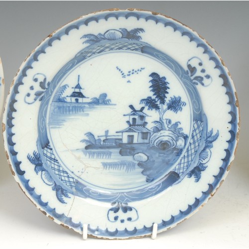109 - An 18th century Delft circular plate, painted in the chinoiserie taste with a figure in a Chinese ga... 