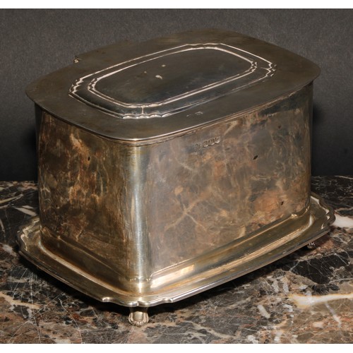 613 - A George V silver rounded rectangular biscuit box, hinged oversailing cover, with large domed cartou... 