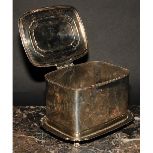 613 - A George V silver rounded rectangular biscuit box, hinged oversailing cover, with large domed cartou... 