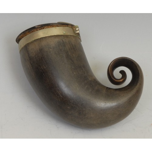 1238 - A 19th century Scottish horn snuff mull, of typical curled form, hinged cover, 8cm long, c.1850