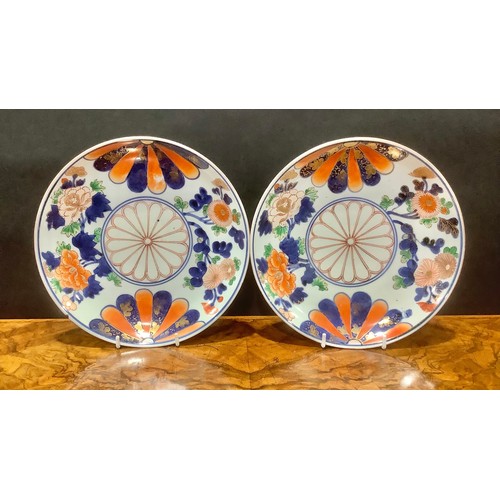 429 - A pair of Chinese Imari circular plates, decorated with mons and flowers, picked out in gilt, 21.5cm... 