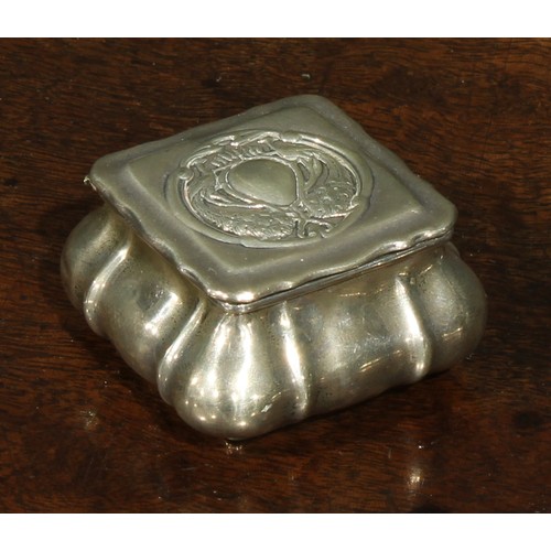 750 - An Art Nouveau silver bombe shaped pill box, hinged cover embossed with a stylised organic motif, 4.... 