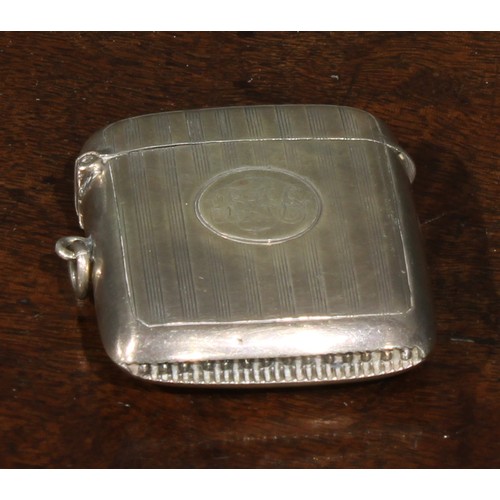 750 - An Art Nouveau silver bombe shaped pill box, hinged cover embossed with a stylised organic motif, 4.... 