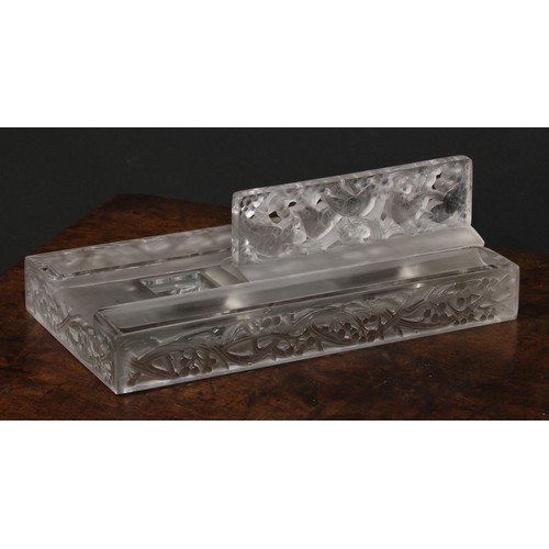 324 - A René Lalique Encrier Mirabeau, signed, 26.5cm wide, c.1927