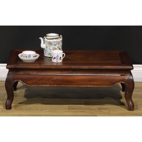 2066 - A Chinese hongmu waisted kang table, rectangular top with moulded edge, cabriole legs, 28cm high, 77... 