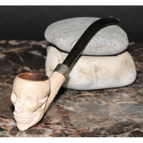 1876 - The Macabre - an early 20th century French novelty clay pipe, the bowl moulded as a skull, marked Ga... 