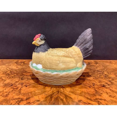 2191 - A Vallerysthal pressed glass novelty egg box and cover, as a chicken on a nest, 19cm long