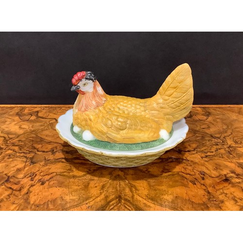 2189 - A Vallerysthal pressed glass novelty egg box and cover, as a chicken on a nest, 17cm long