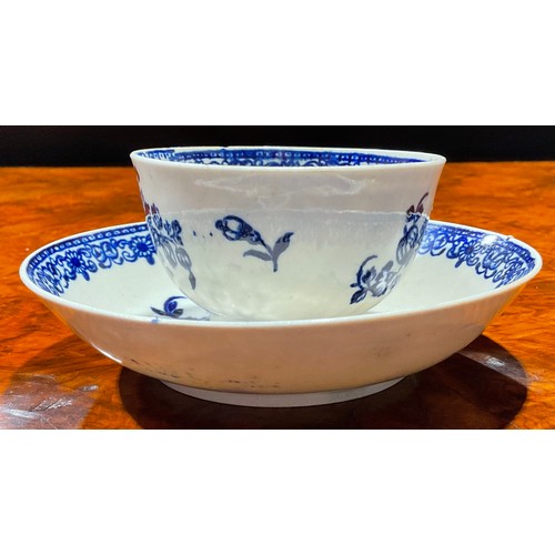 176 - A Liverpool Barbed Chain and Daisy Spray pattern tea bowl and saucer, decorated in underglaze blue, ... 