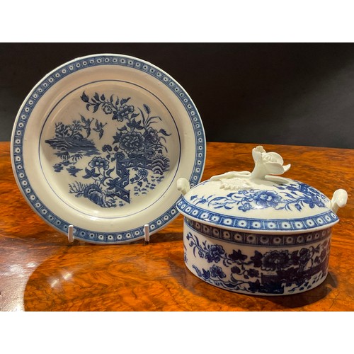 201 - A Worcester Fence pattern drum shaped butter tub, cover and stand, decorated in underglaze blue, cel... 