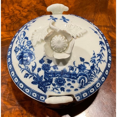 201 - A Worcester Fence pattern drum shaped butter tub, cover and stand, decorated in underglaze blue, cel... 