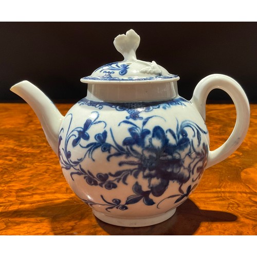 207 - A Worcester Mansfield pattern teapot and cover, of small proportions, decorated in underglaze blue, ... 