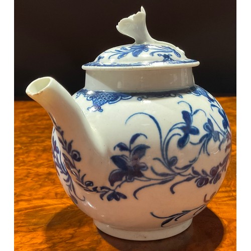 207 - A Worcester Mansfield pattern teapot and cover, of small proportions, decorated in underglaze blue, ... 