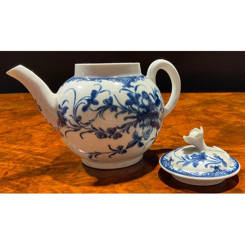 207 - A Worcester Mansfield pattern teapot and cover, of small proportions, decorated in underglaze blue, ... 